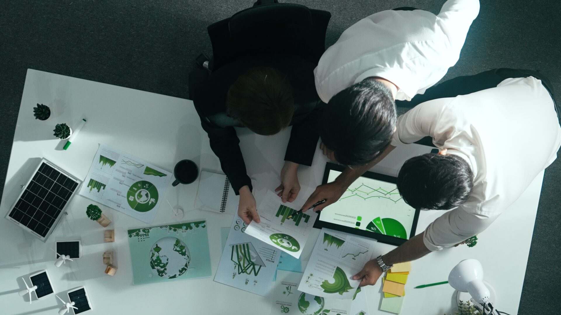 Top view of businessman and manager talking about clean energy. Alimentation.